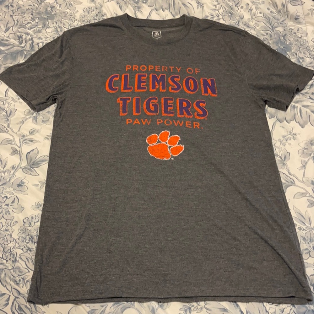 Clemson T-shirt. Men’s medium